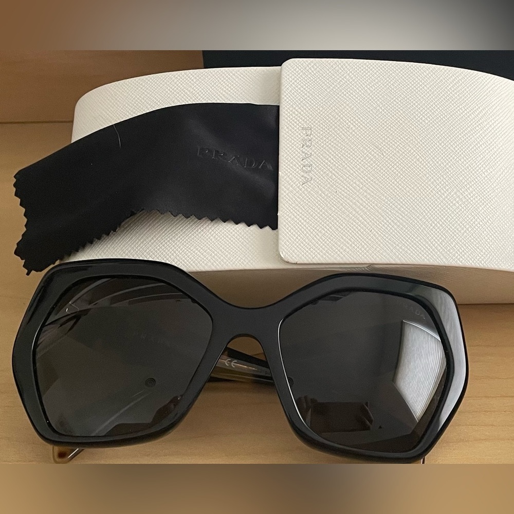 Authentic ✅ 🌟Prada Black Sunglasses 🕶️ 🌟